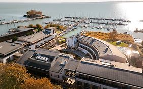 Hotel Golden Lake Resort